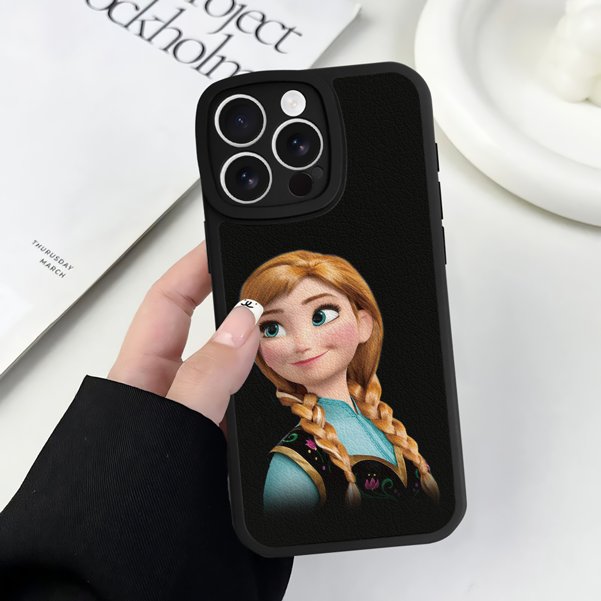 （画像用） アナと雪の女王 アンナ エルサ Frozen Anna Elsa 【iPhone 16シリーズ対応】シリコンスマホケース（レザー調） 材質：シリコン